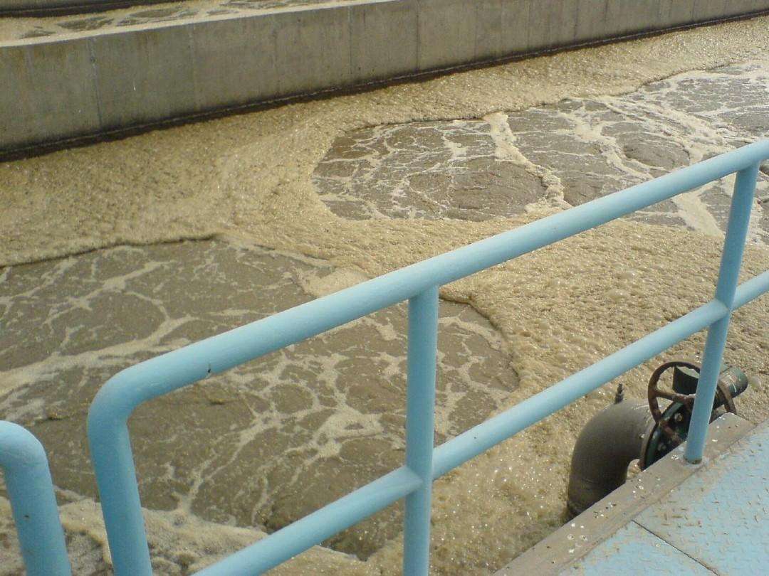 生物曝氣池出現(xiàn)泡沫，使用哪種消泡劑？